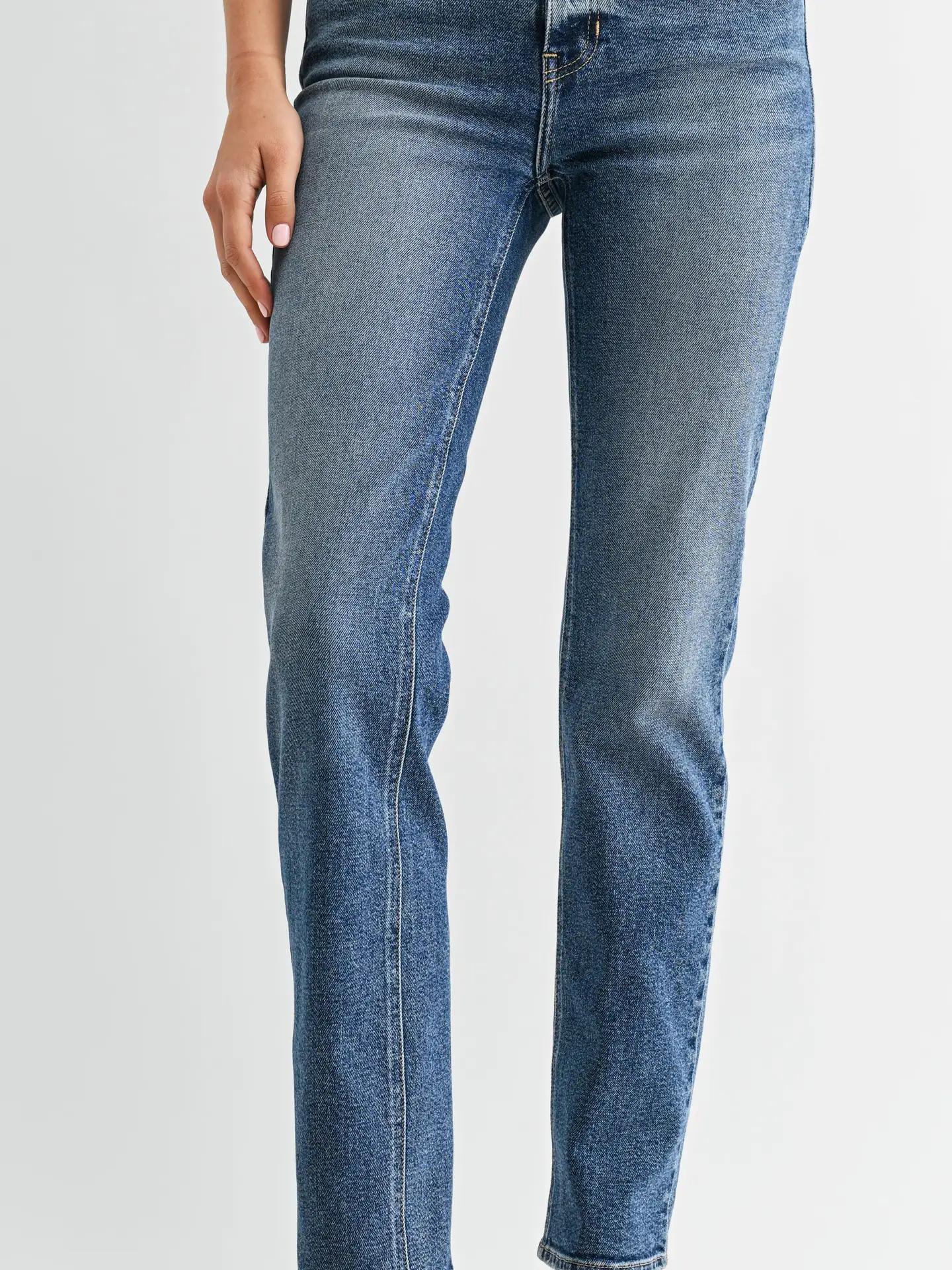 Med - Mid Rise Stovepipe Straight Leg