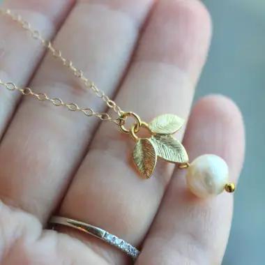 White Freshwater Pearl Gold Lead Necklace