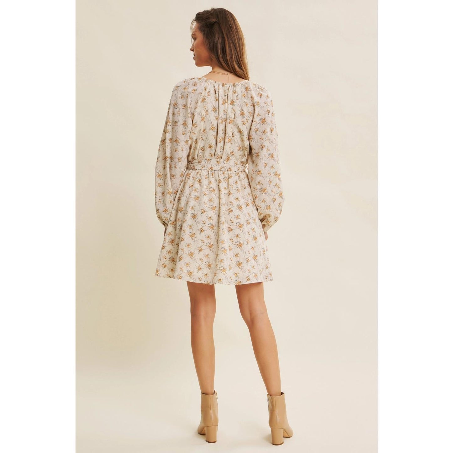 Flatters Effortlessly Romantic Floral Pleated Mini Dress